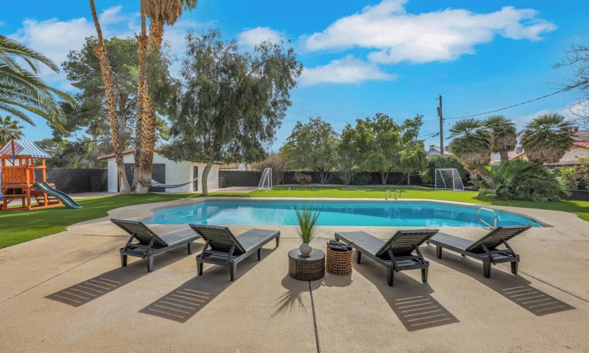 Paradise Villa | Amazing! 6BR 3BT huge yard & pool stay with style!
