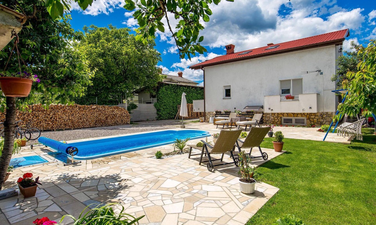 Sarsoni Apartment | Amazing apartment in Drazice with WiFi