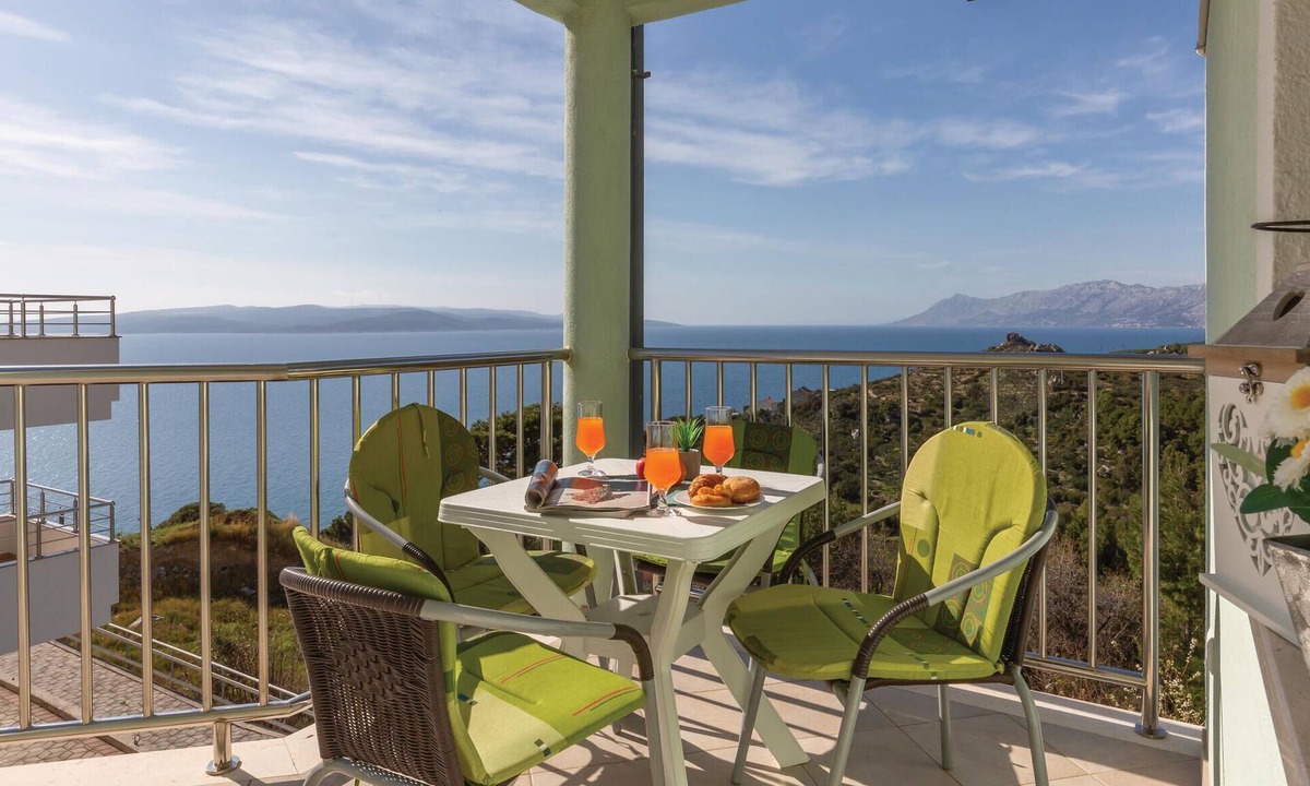 Bratus Apartment | Amazing apartment in Krvavica with WiFi
