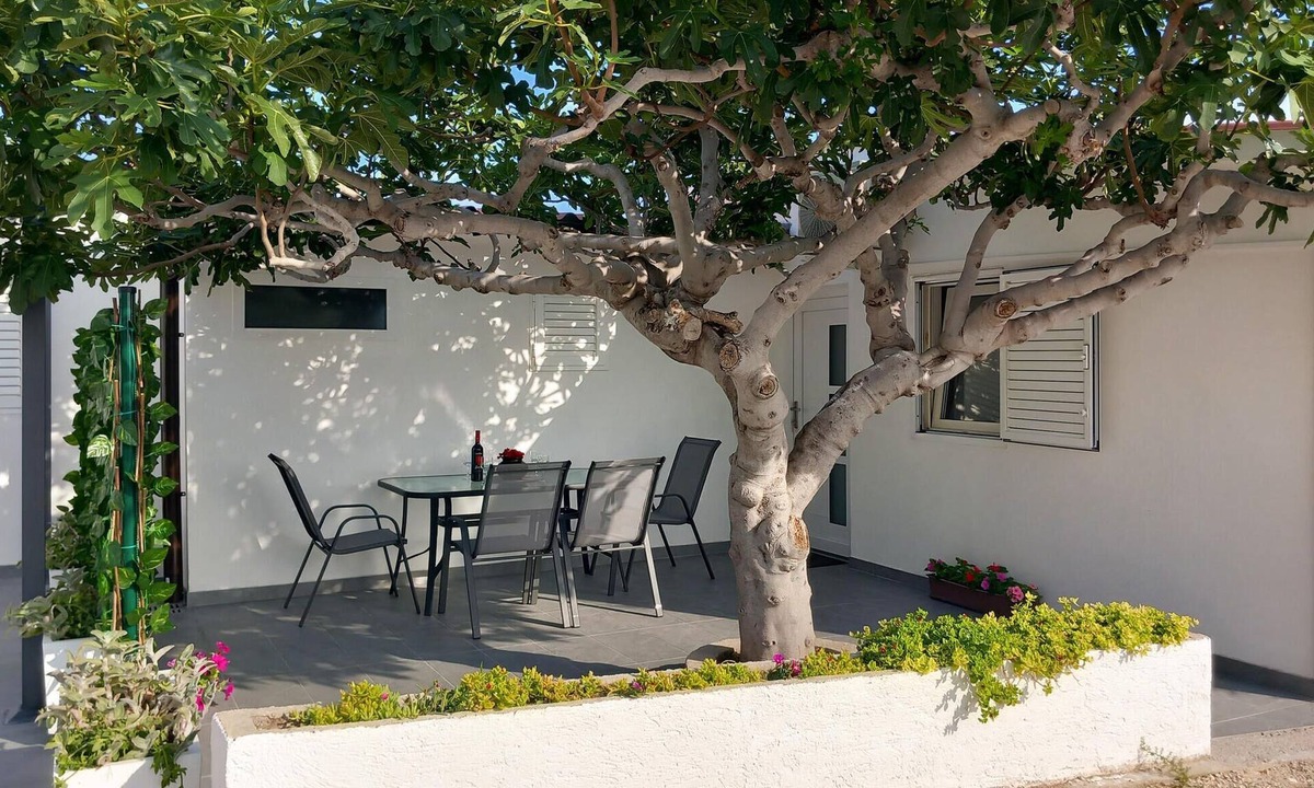 Razanac Apartment | Amazing apartment in Razanac with WiFi