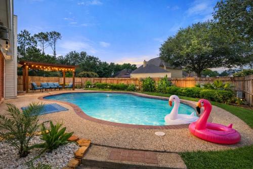 Clear Lake Villa | Amazing Bay Villa Near NASA with Pool & Pool Table