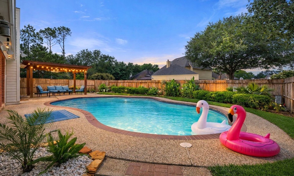 Clear Lake House | Amazing Bay Villa Near NASA with Pool & Pool Table