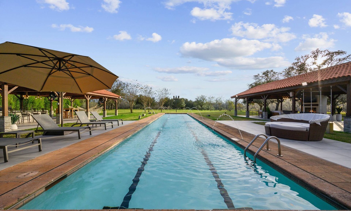 Cedar Lane House | AMAZING! Beautiful Country House. - Access to River, Olympic pool, Sleep 24.