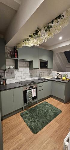 Windsor Villa | Amazing Central Windsor Flat Contractors welcome