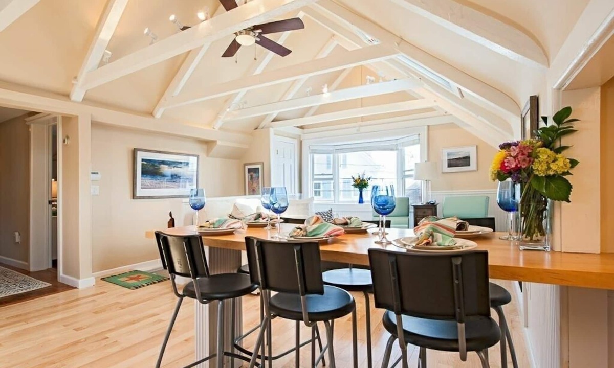 Commercial Street Condo | ⭐️⭐️⭐️⭐️ Amazing Condo ~ Water Views/Beach Access/PARKING on site