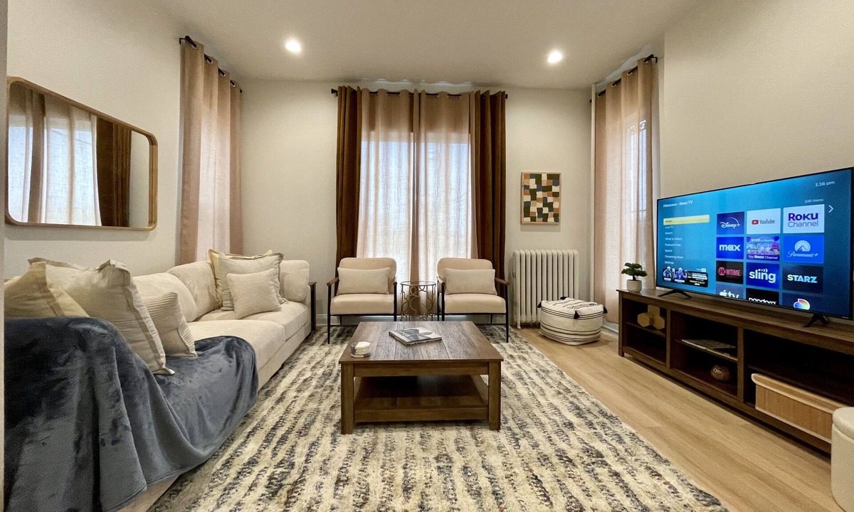 East Garfield Park Apartment | Amazing Cozy First Floor Condo in Chicago, Illinois