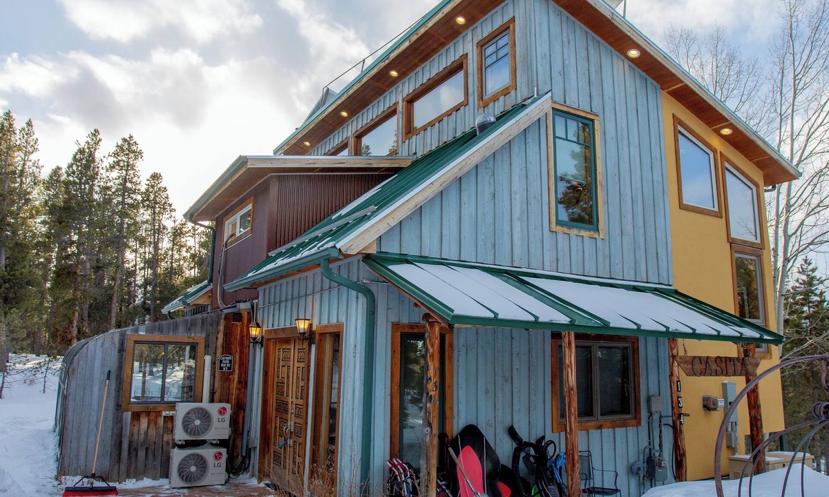 Black Hawk House | Amazing, custom artistic home, hot tub, dreamy mnt. views! June 1-8 available!