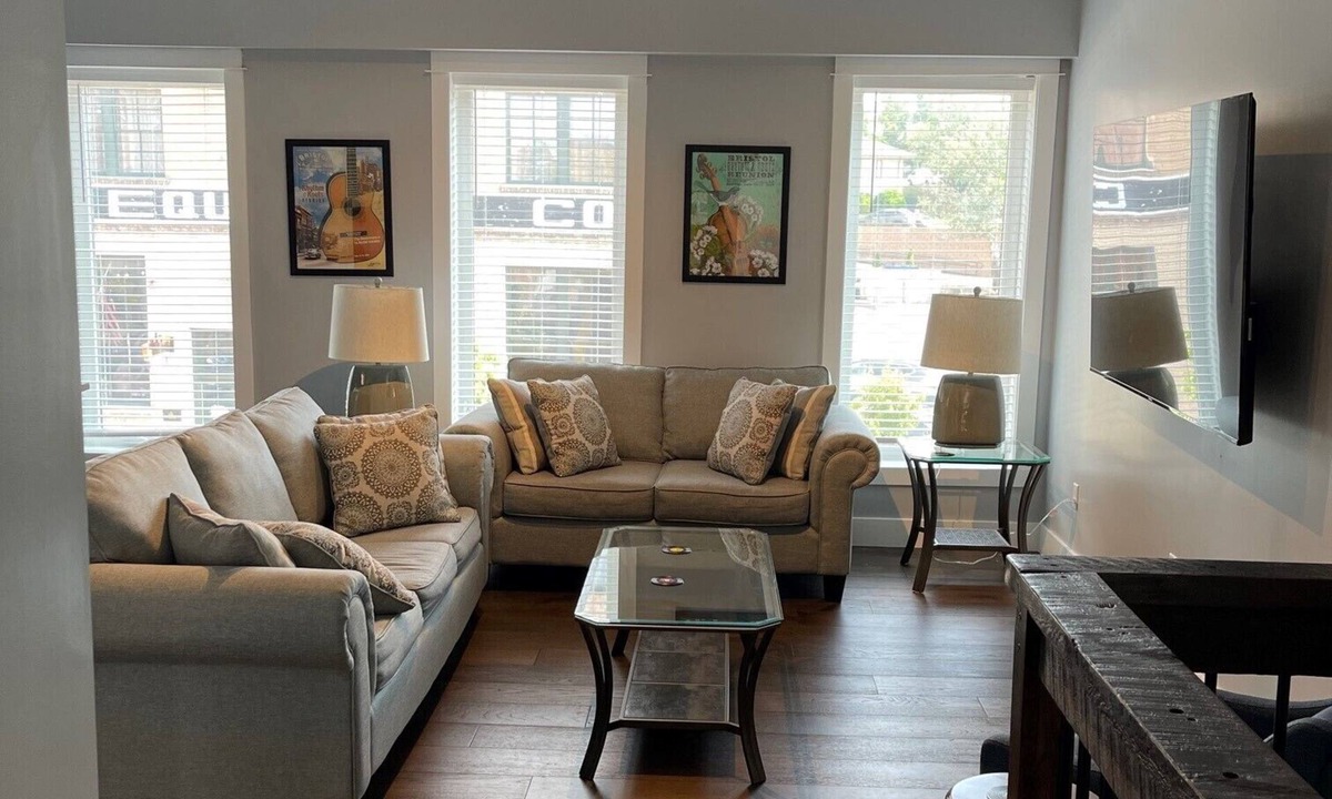 Bristol Apartment | Amazing Downtown Loft! 2BR/2BA Bristol TN Walk right onto State St!