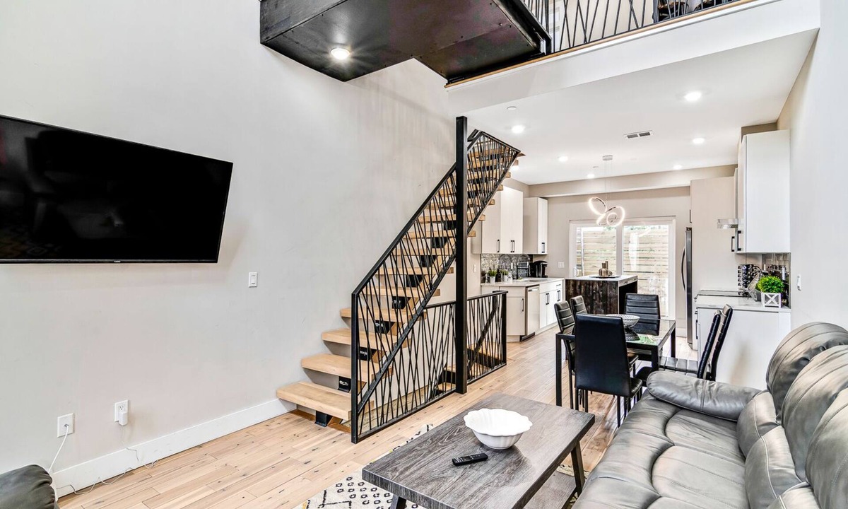 Devil's Pocket House | Amazing Duplex w/2x Roofdeck - 8BR/6BR