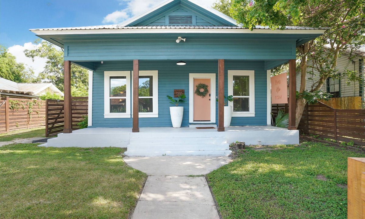 Eastside Promise Neighborhood Cottage | Amazing Fully Fenced Home Only 5 Mins From Downtown