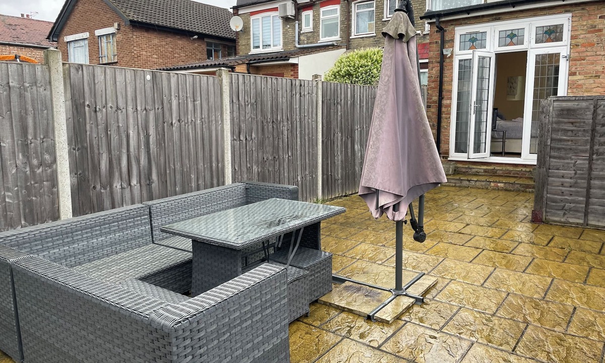 Highams Park Apartment | Amazing Garden Studio No.1