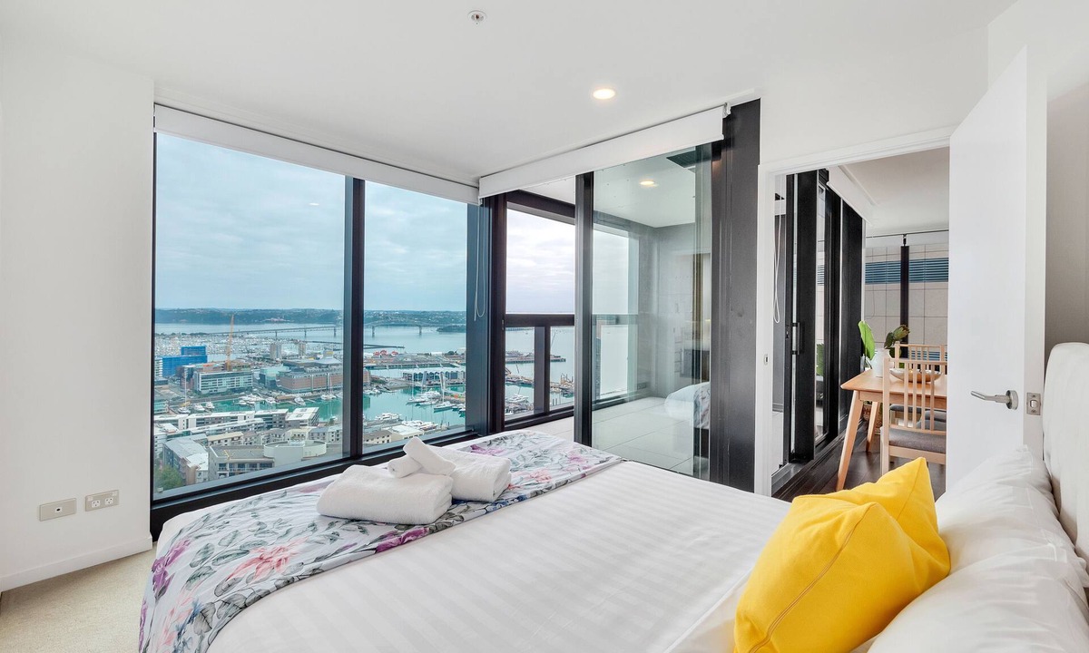 Auckland Central Business District Apartment | Amazing Harbour, Skytower & Rangitoto Views