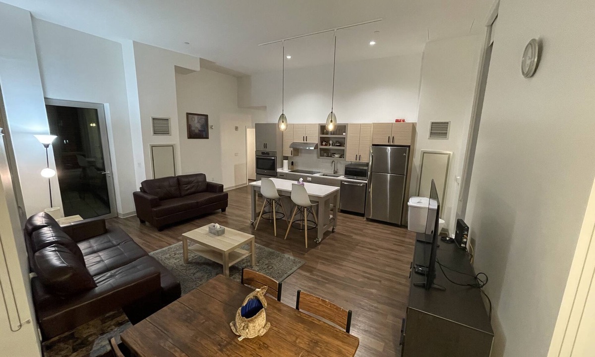 Jamaica Plain Apartment | AMAZING High Ceiling 3 BED/2 BATH Water view