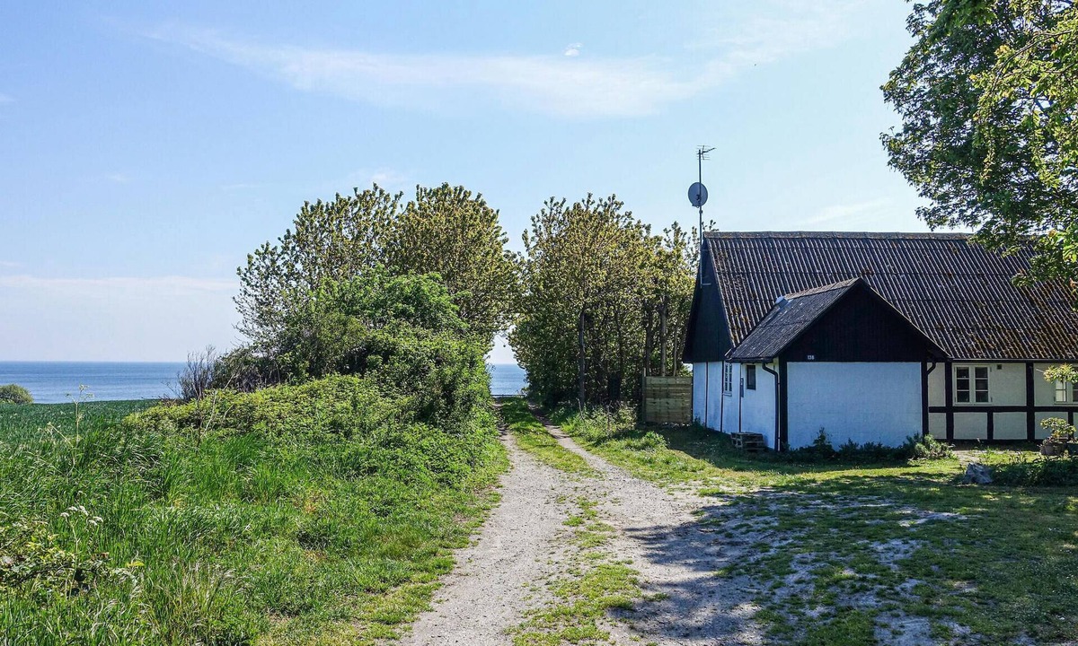 Akirkeby House | Amazing home in Aakirkeby with WiFi
