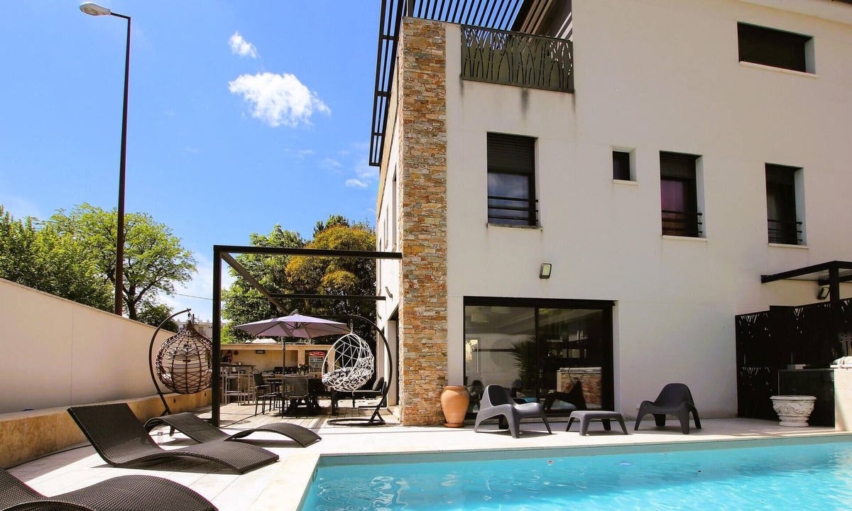 Avignon House | Amazing home in Avignon with kitchen