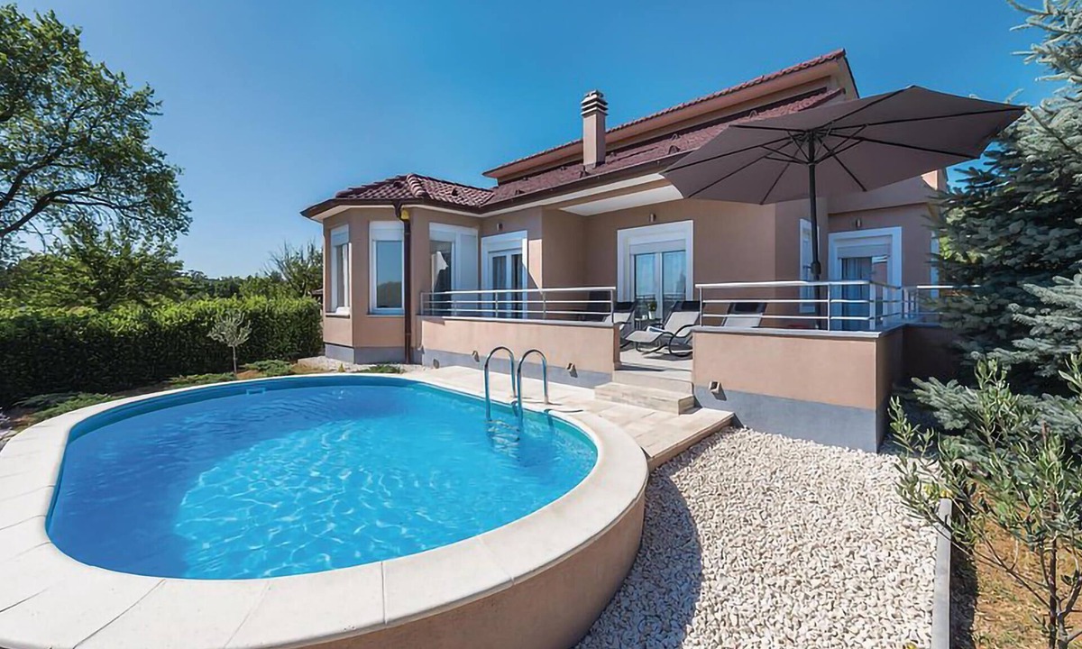 Drnis House | Amazing home in Badanj with private swimming pool, can be inside or outside