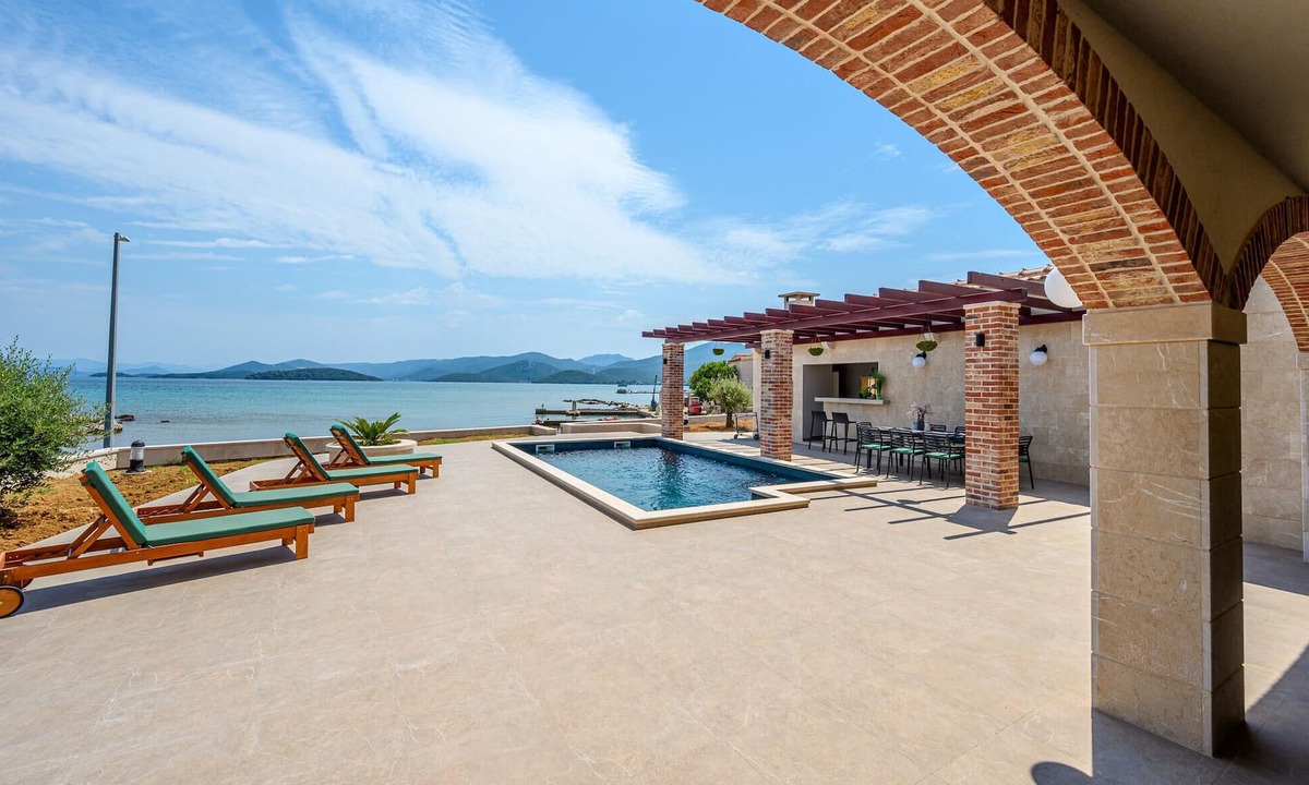 Janjina House | Amazing home in Drace