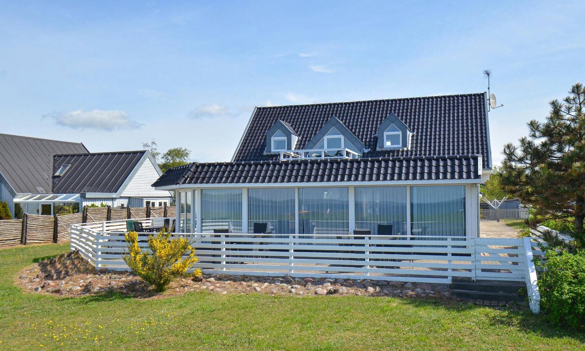 Vibæk Strand House | Amazing home in Ebeltoft with sauna