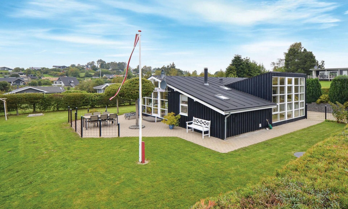 Egsmark Strand House | Amazing home in Ebeltoft with kitchen