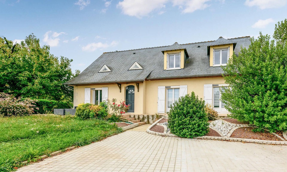 Joue-les-Tours House | Amazing home in Joué les Tours with WiFi