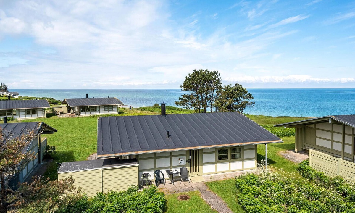 Smidstrup Strand House | Amazing home in Gilleleje with kitchen