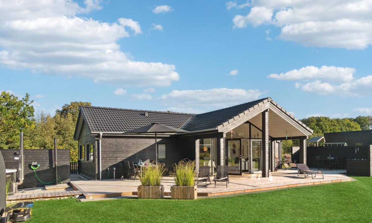 Fjellerup Strand House | Amazing home in Glesborg with WiFi