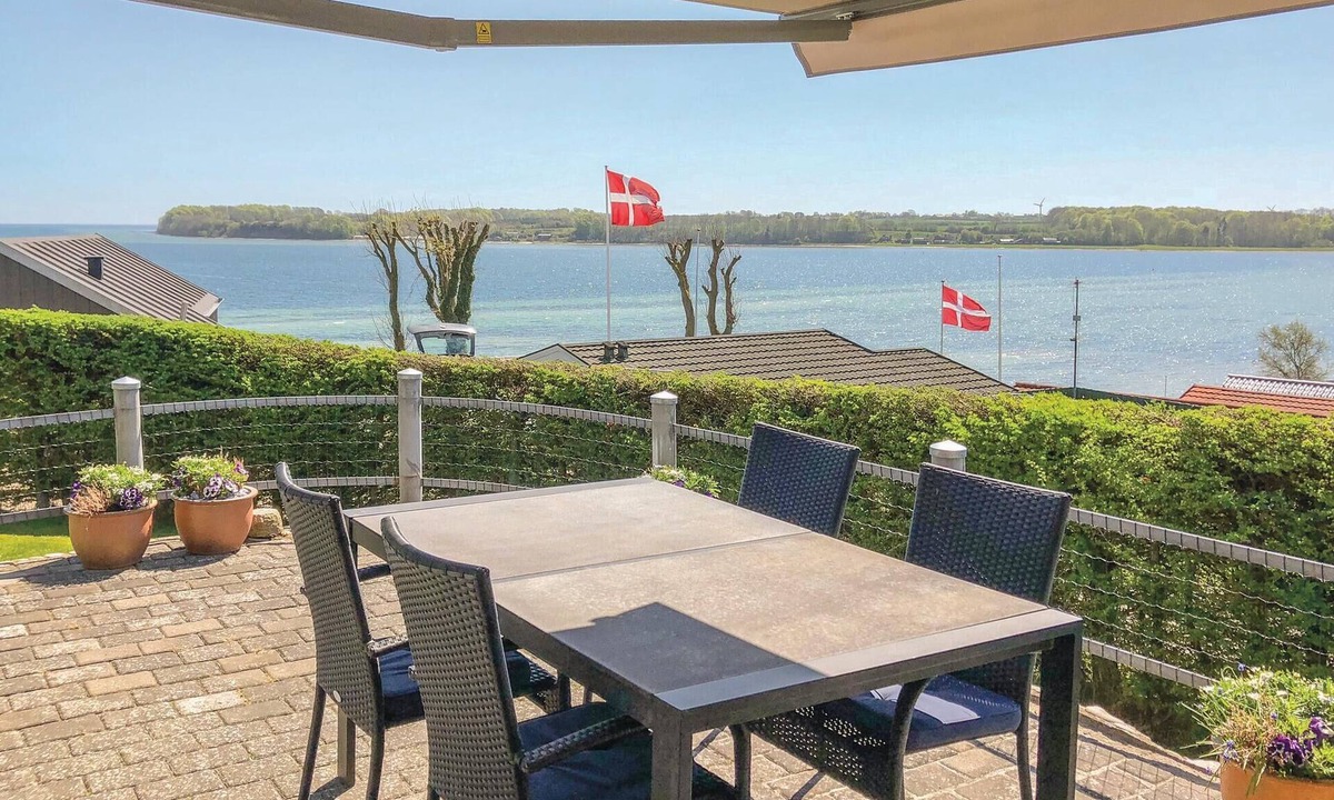 Hejlsminde House | Amazing home in Hejls with house sea view