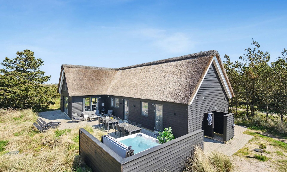 Henne Strand House | Amazing home in Henne with kitchen