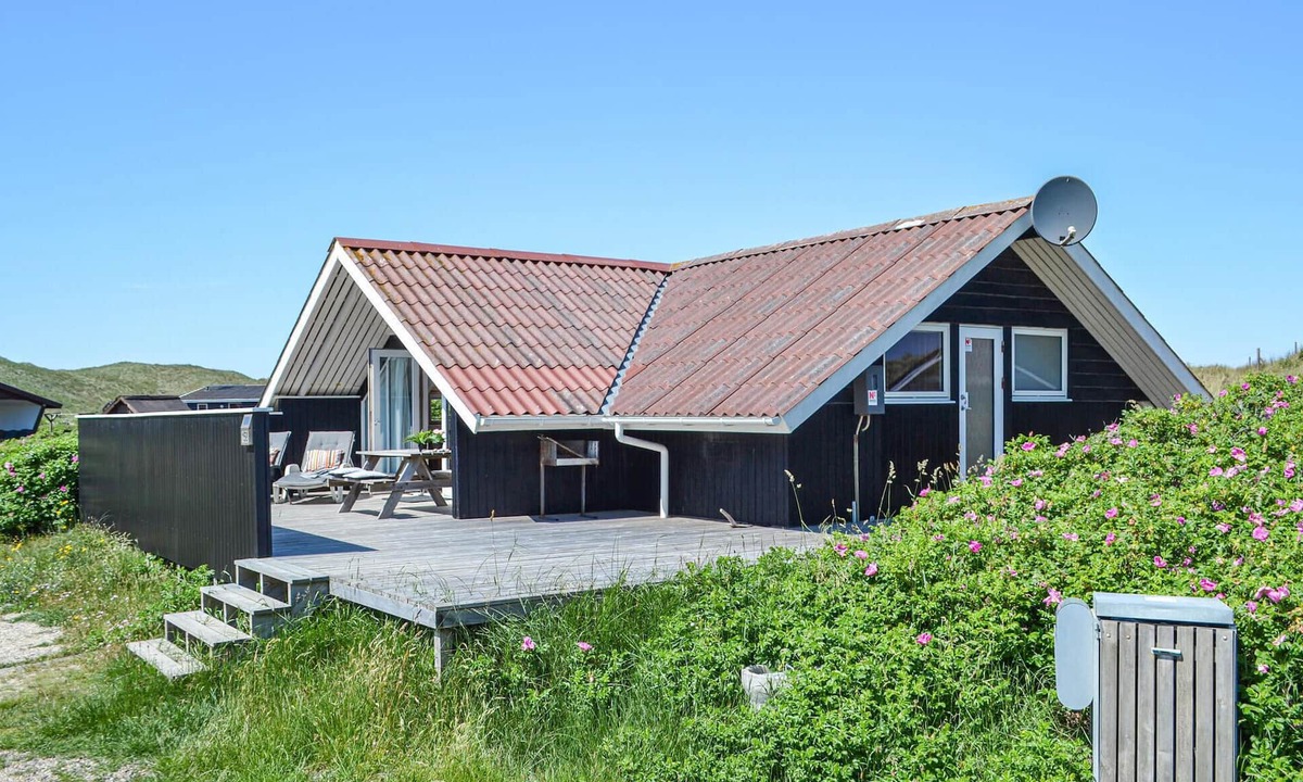 Bjerregard Strand House | Amazing home in Hvide Sande with WiFi