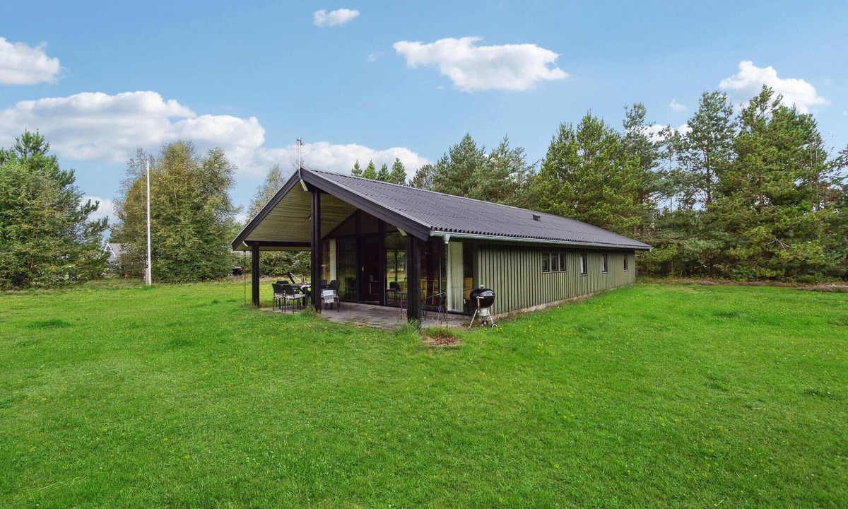 Bratten Strand House | Amazing home in Jerup with kitchen