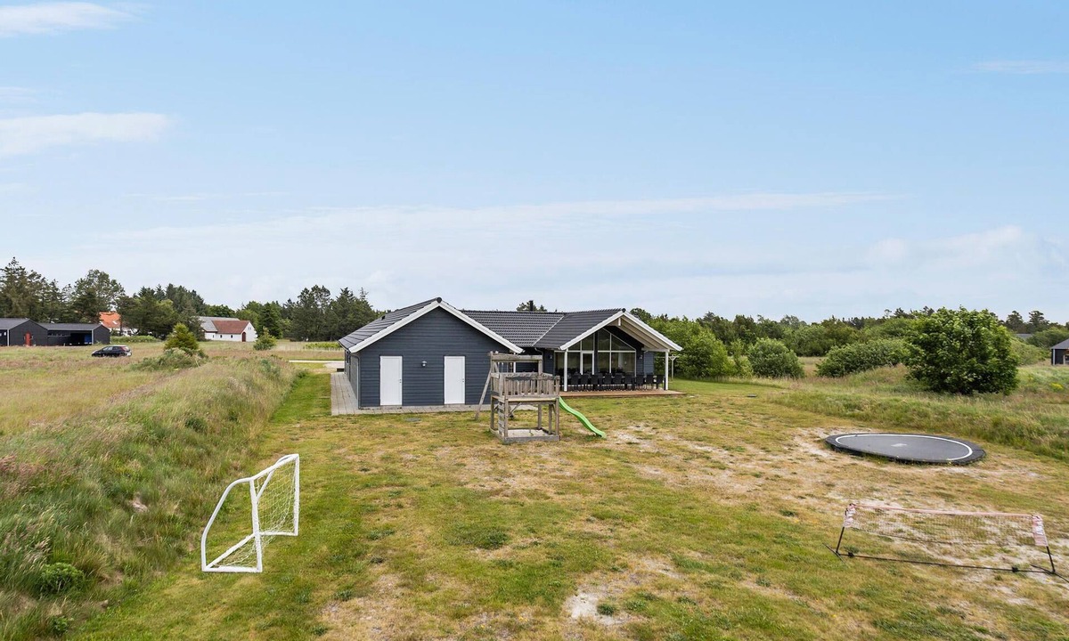 Bratten Strand House | Amazing home in Jerup with sauna