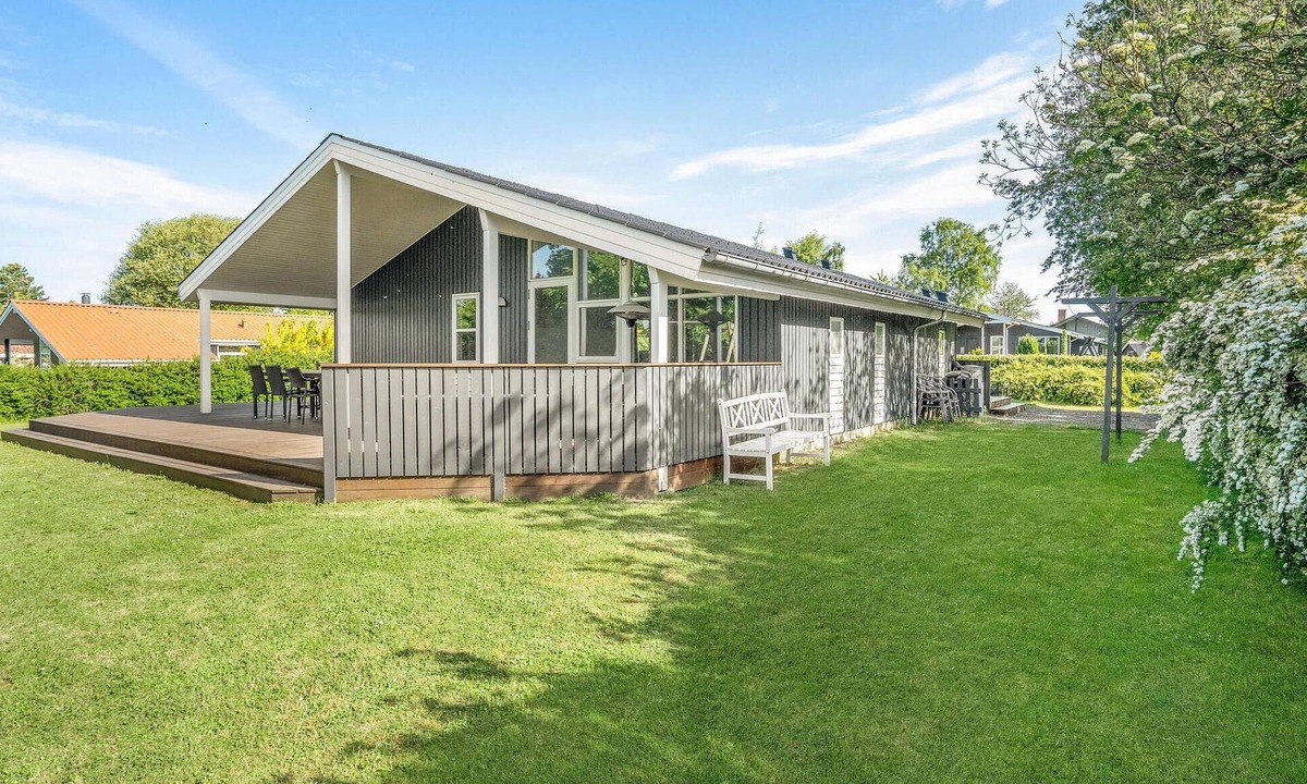 Pøt Strandby House | Amazing home in Juelsminde with sauna