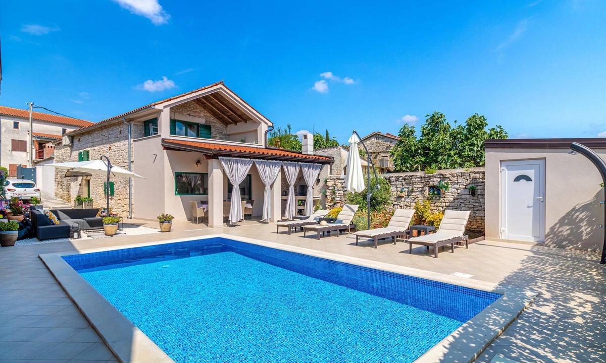 Zminj House | Amazing home in Kresini