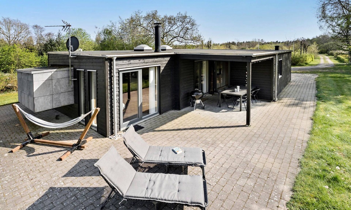 Trend House | Amazing home in Løgstør with kitchen