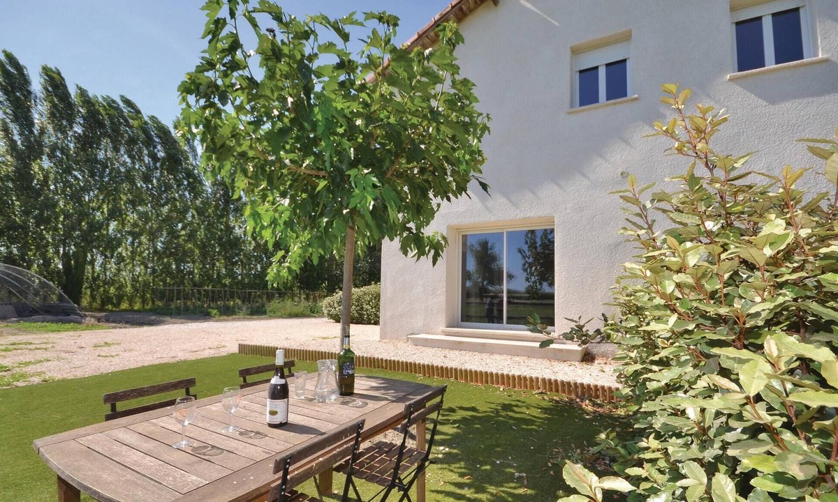 Le Sambuc House | Amazing home in Le Sambuc with WiFi