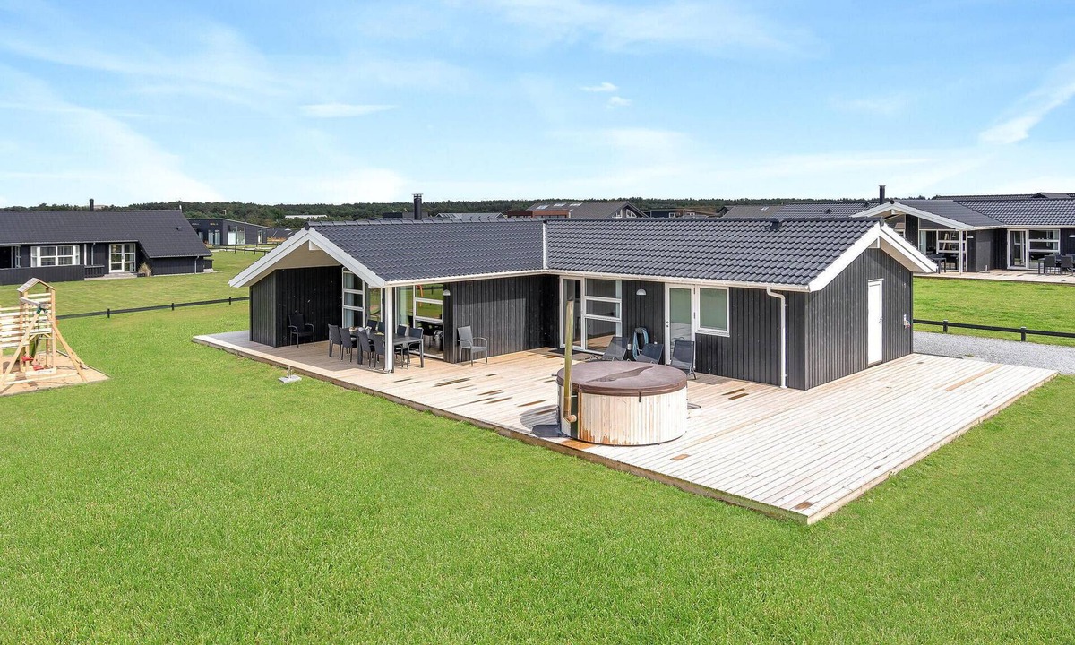 Nr. Lyngby Strand House | Amazing home in Løkken with kitchen