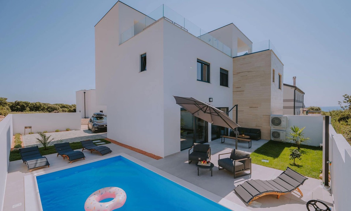Kolan House | Amazing home in Mandre