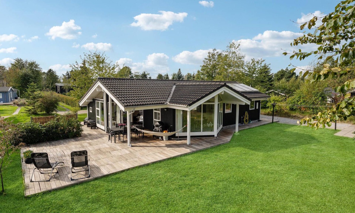 Saksild Strand House | Amazing home in Odder with kitchen