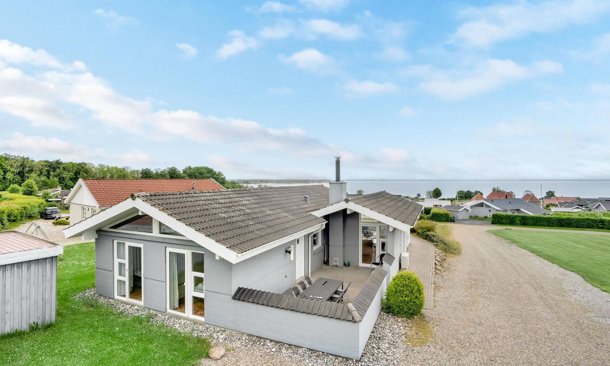 Grønninghoved Strand House | Amazing home in Sjølund with kitchen