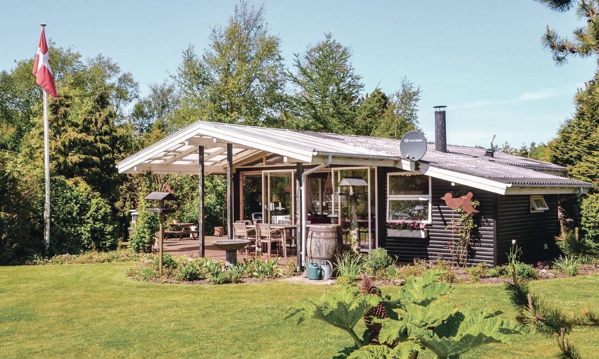 Skaven Strand House | Amazing home in Tarm with kitchen