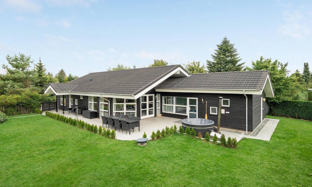 Bøtø By House | Amazing home in Væggerløse with sauna
