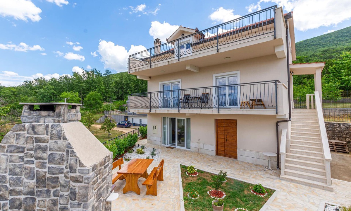 Vrlika House | Amazing home in Vrlika with house a mountain view