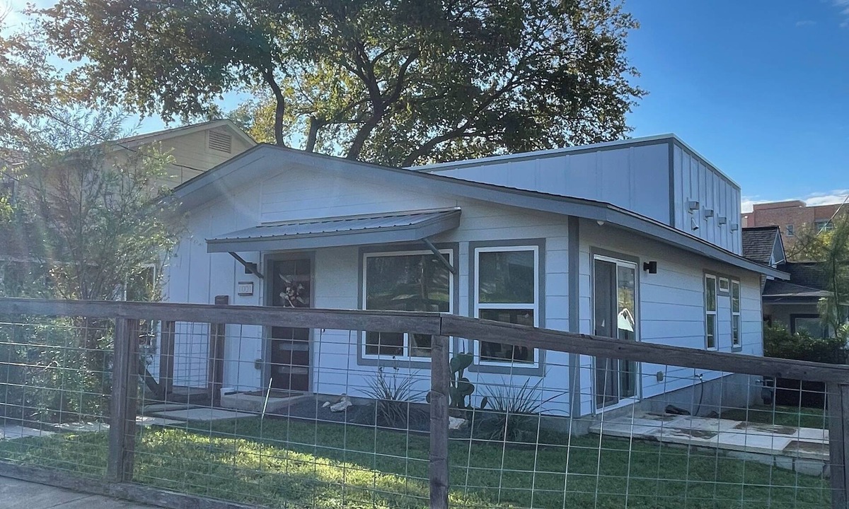 Central East Austin House | Amazing House w/Private Roof Deck & Downtown Views! Walk to Franklins, DT & UT!
