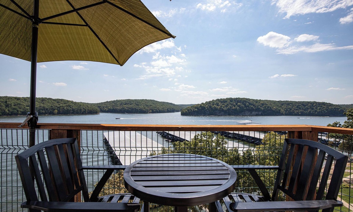 Kaiser Condo | Amazing Lake Views With Pool, Loft, & Balcony