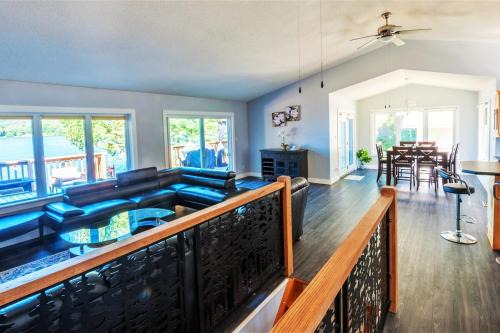 Haliburton House | Amazing Lakefront cottage on Paradise Lake