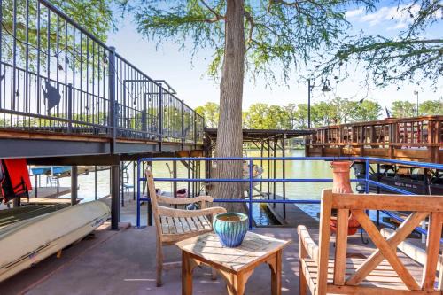 New Braunfels House | Amazing Lakefront Escape - A Stunner For Sleeps 14