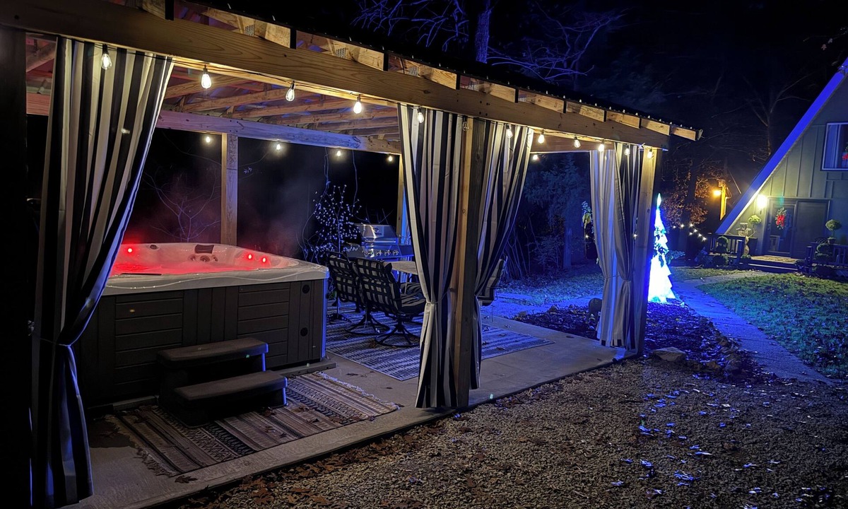 Jonesboro Cabin | Amazing Lakeside hot tub, A-frame 3 King Beds, Shawnee Forest sleeps 2-6 Firepit