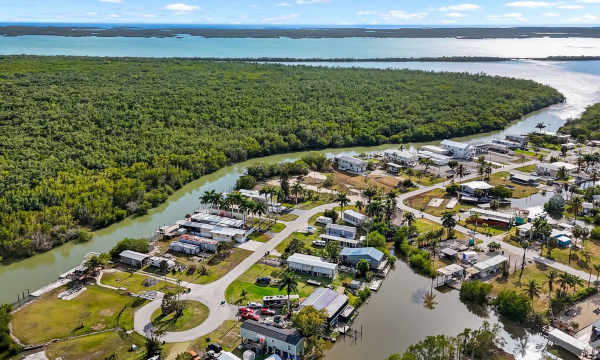 Plantation Island House | Amazing little fishing cabin on the water with a boat ramp in Everglades City