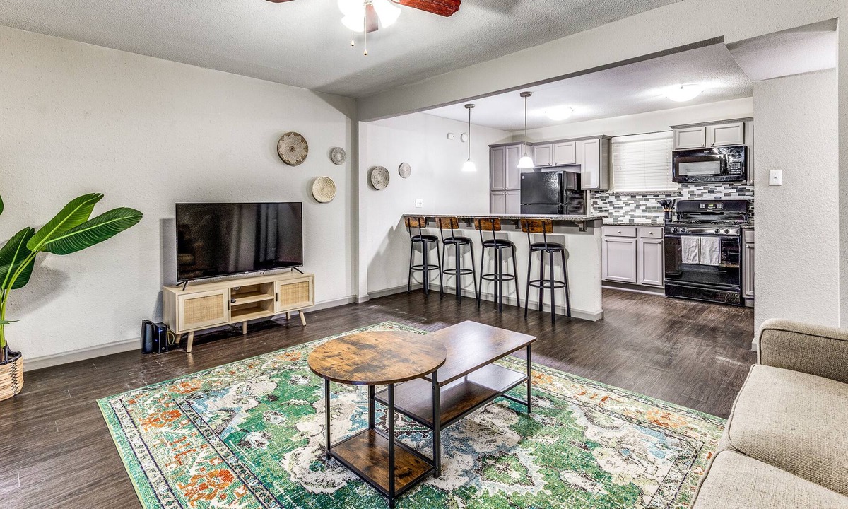 Fort Worth Cultural District Apartment | Amazing Location + Comfy Bed + FAST WIFI + 1B1B