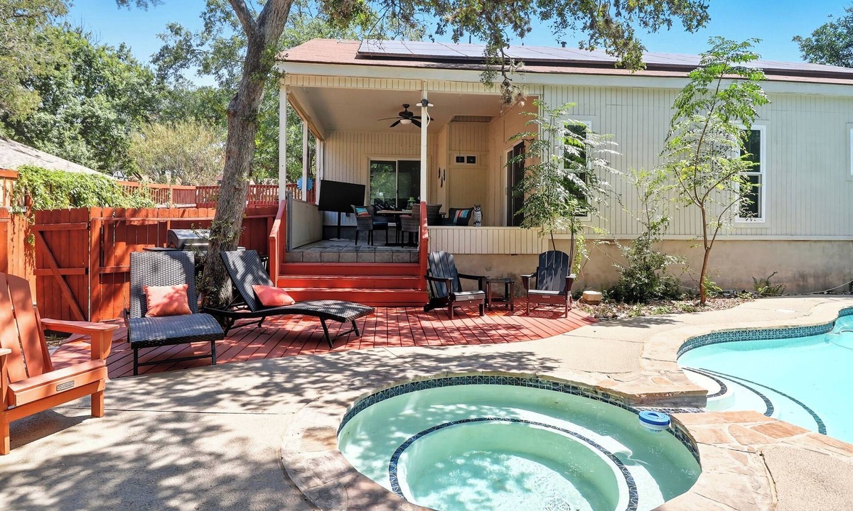 North San Antonio - SAT House | Amazing luxe home with Heated Pool, Jacuzzi, Fire Pit, near Airport & Sea World